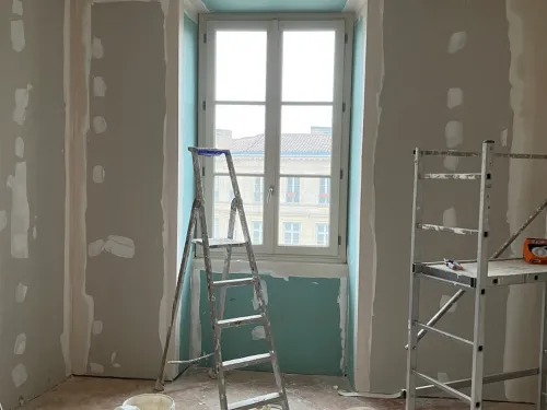 Notification SMS sur téléphone montrant l'avancement d'un chantier