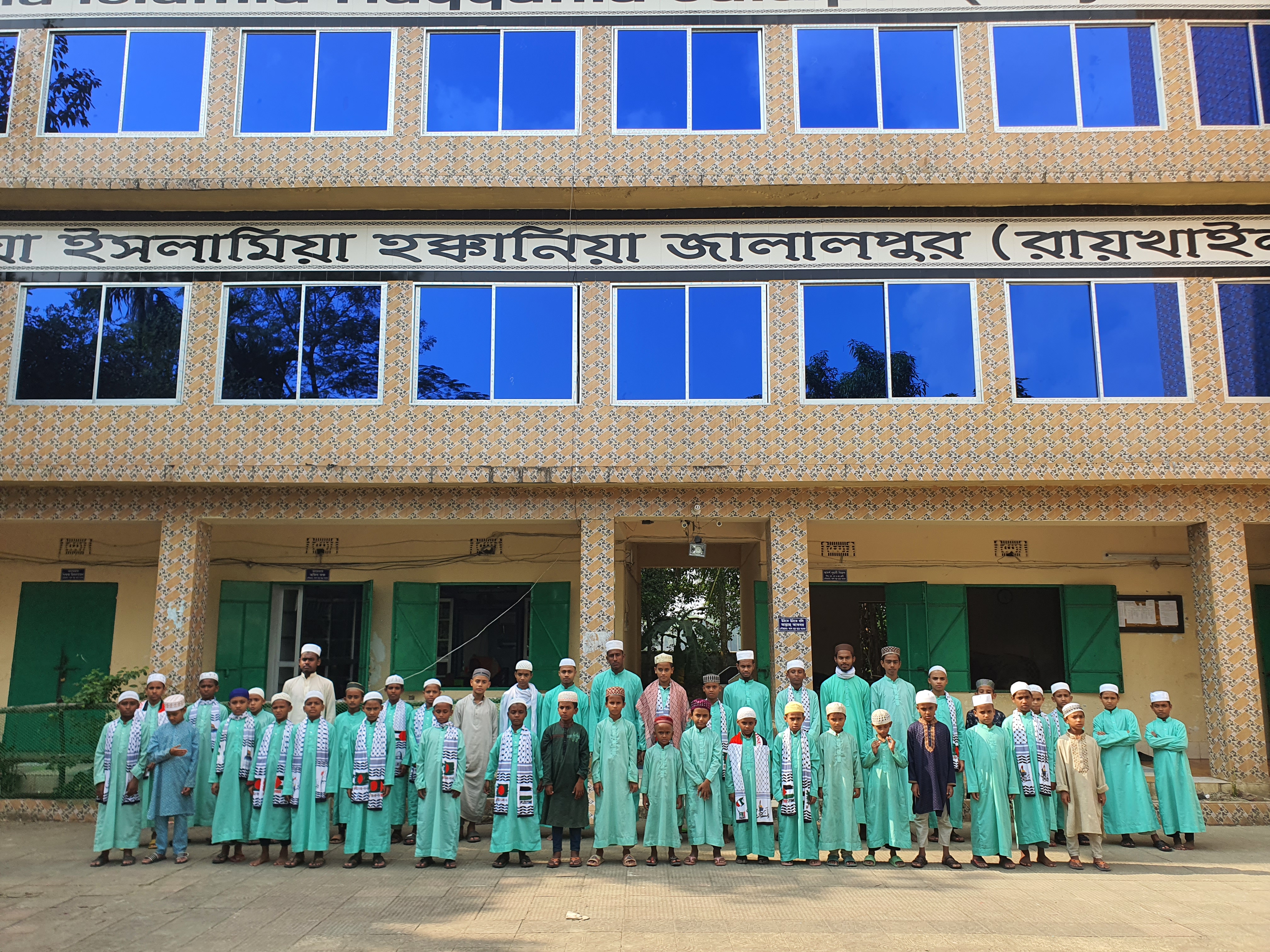 Students memorising Qur'an at Jamia Haqqania Madrasha
