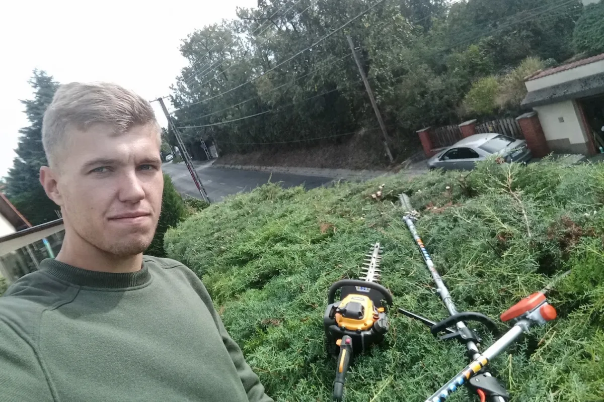 Kertgondozási munka közben Pécsen