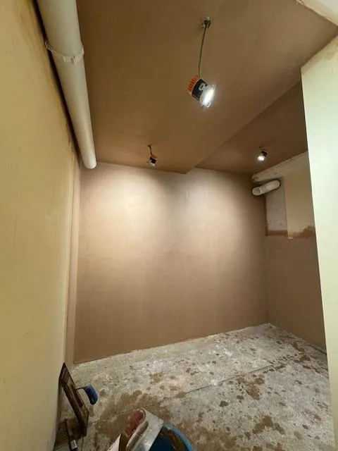 Feature plaster wall with warm earthy tone