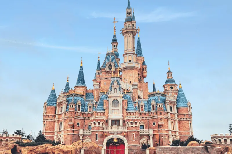 Parque Disney en Asia con arquitectura y luces nocturnas