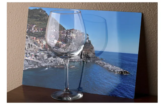 high gloss white finish image show high reflectivity of print using a wine glass for demonstration