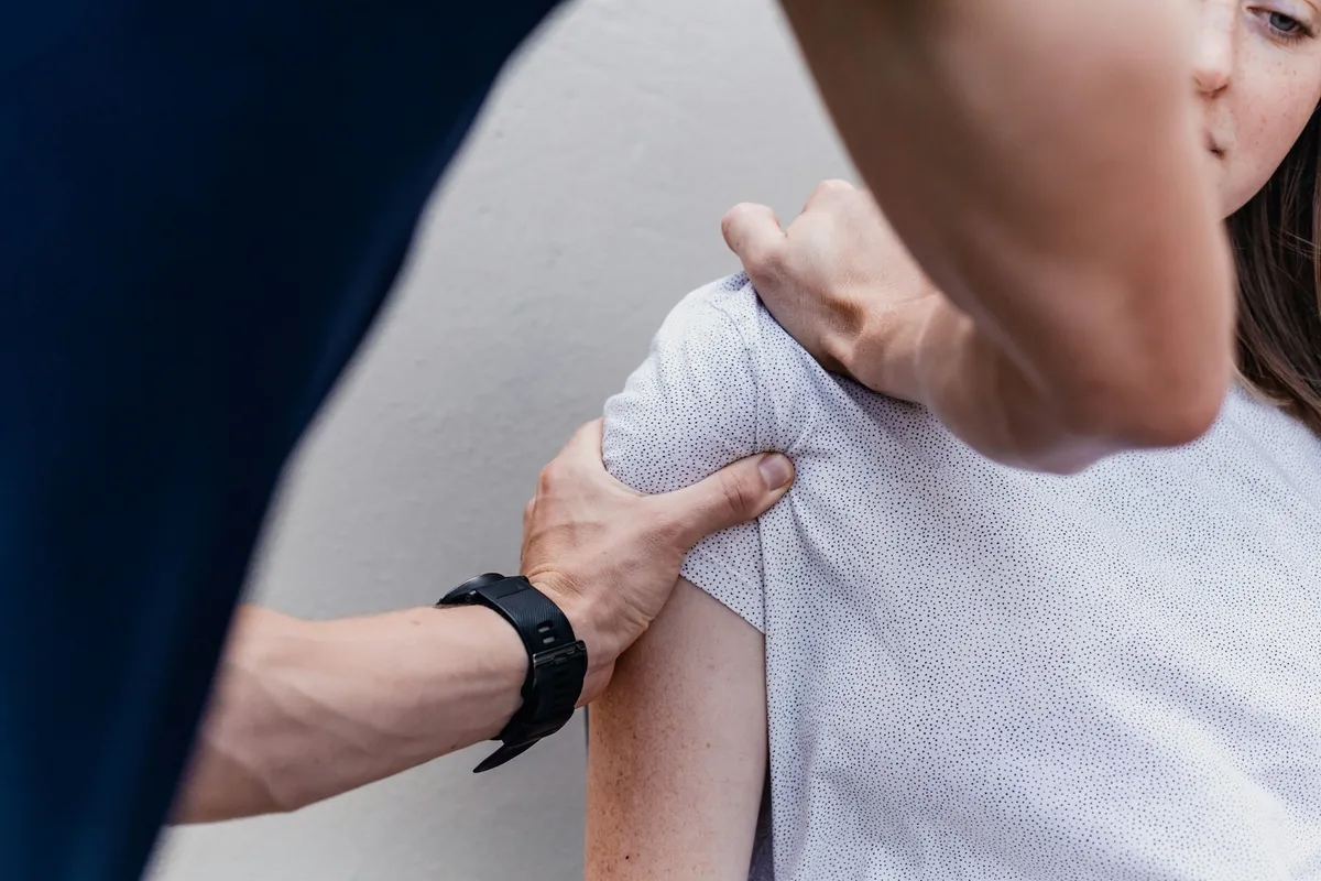 woman with neck and shoulder pain
