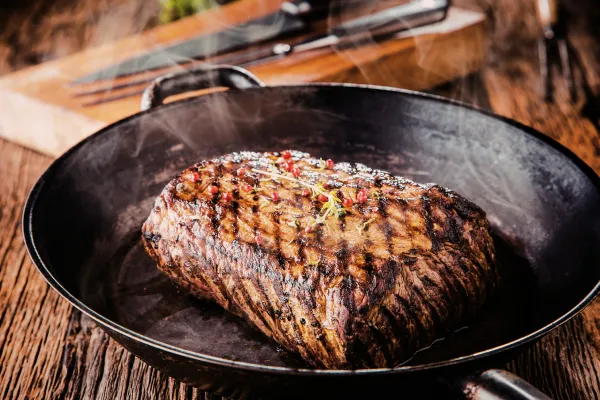 cast iron steak sizzling