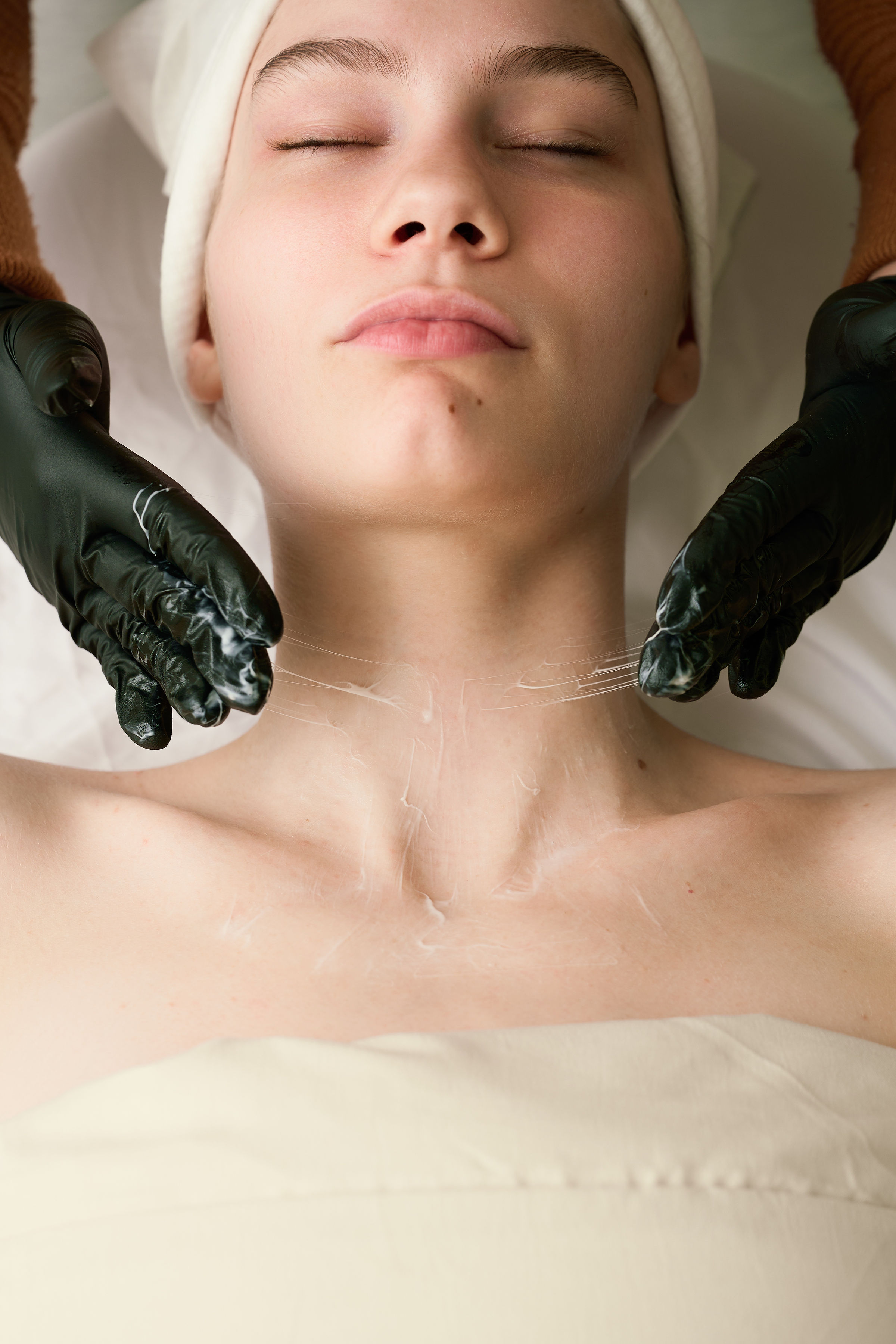 Client receiving the advance gold skin tightening treatment with the gold mask by Lindsay Rose Ali at Lindsay Rose Beauty in Mansfield Texas 