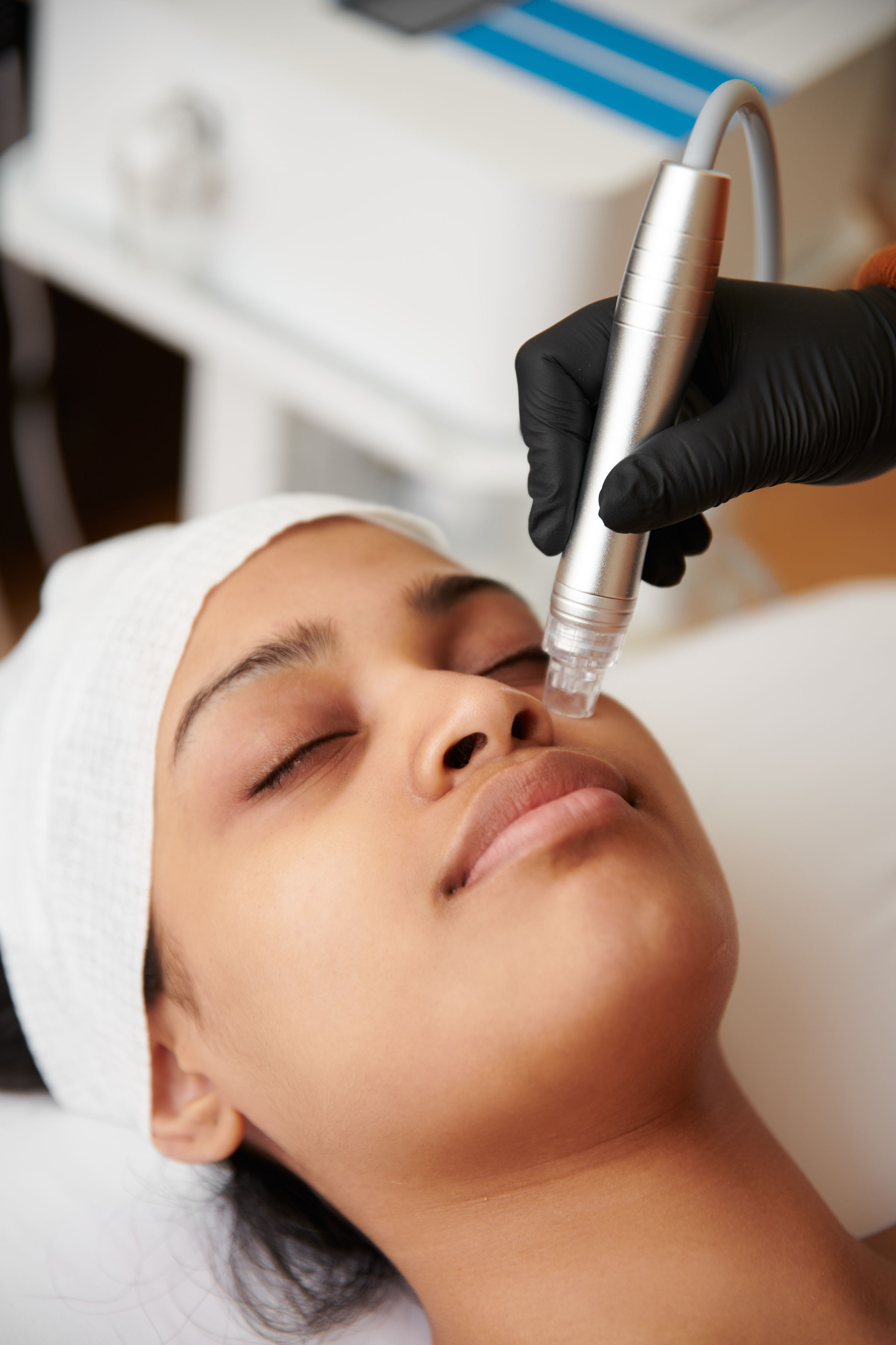 Client receiving a anti-aging, exfoliating, deep cleaning treatment by Lindsay Rose Ali at Lindsay Rose Beauty in Mansfield, Texas
