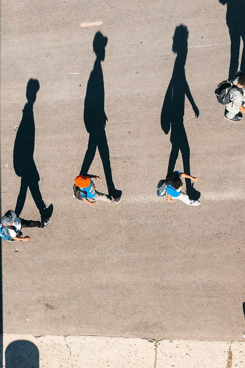 Starši in otroci s posebnimi potrebami se srečujejo pred šolo, ustvarjanje podporne skupnosti za samozavestni začetek prvega razreda