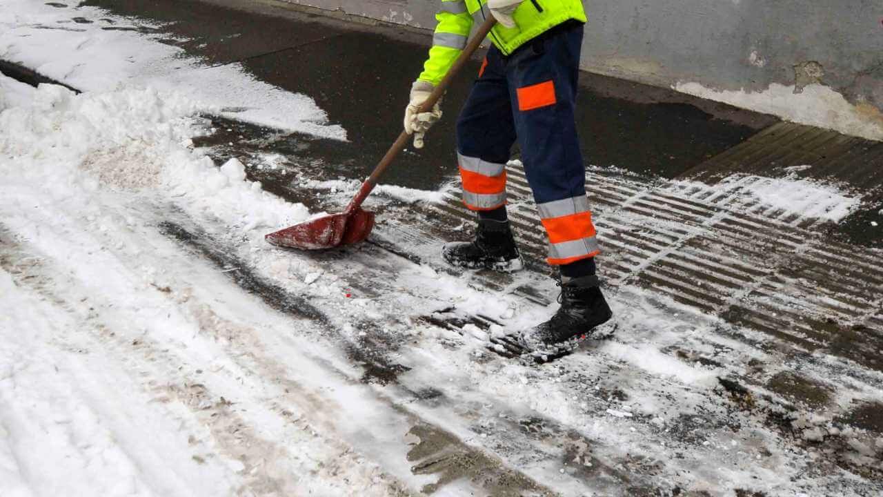 Dealing with Heavy Snowfalls: Expert Tips for Quick and Safe Snow Removal