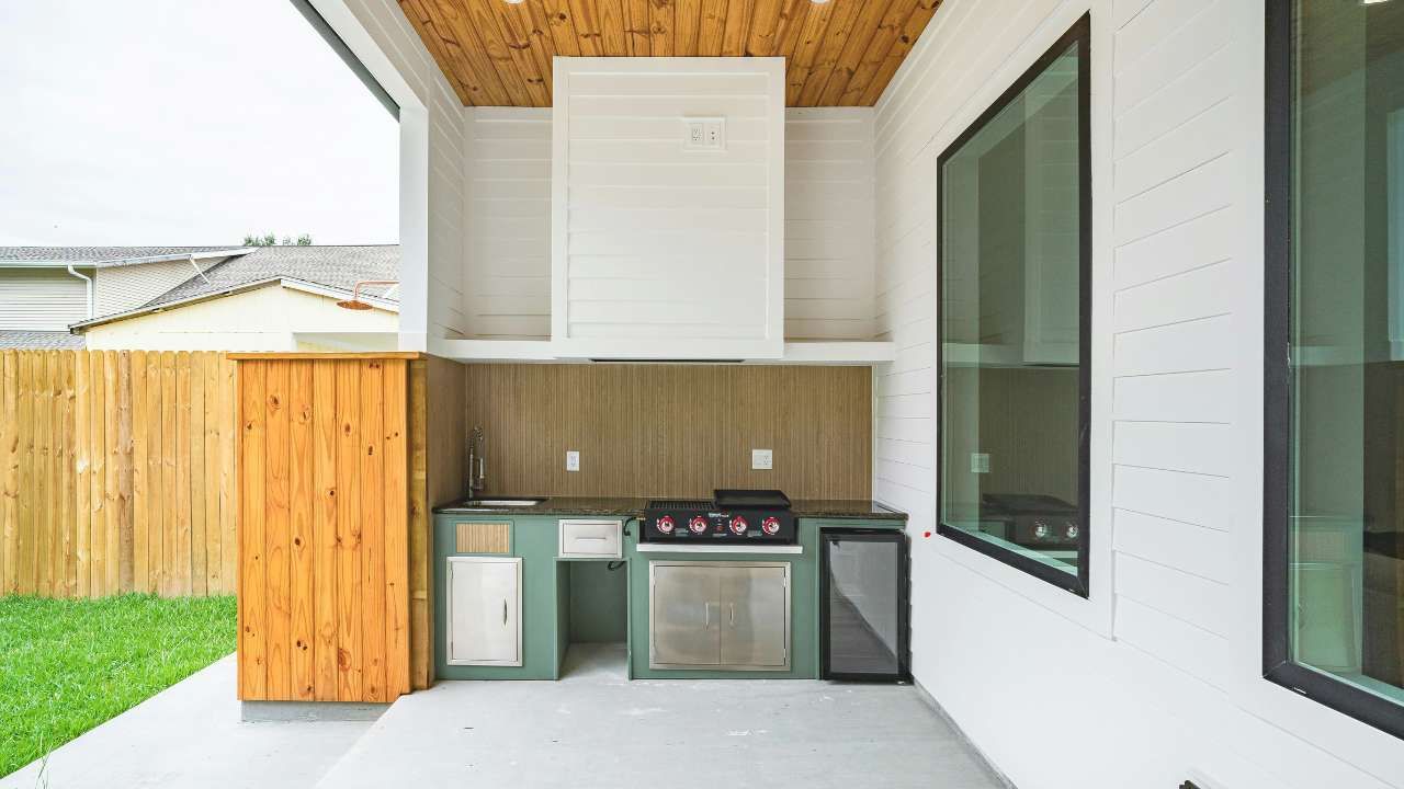 outdoor kitchen