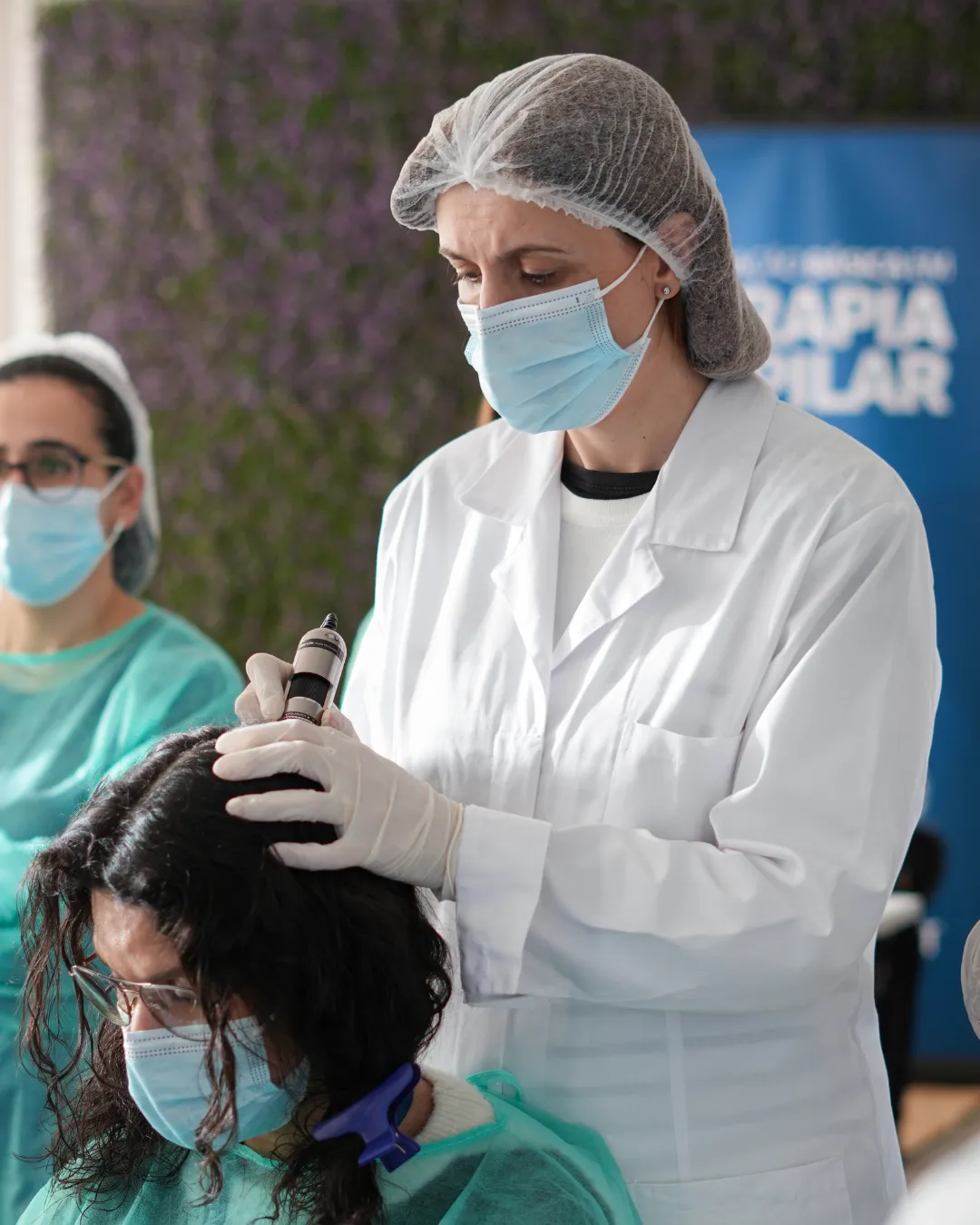 Profissional analisando couro cabeludo de cliente com lupa, ambiente de clínica capilar, equipamentos modernos, cliente de cabelos castanhos, foco em interação, estilo documental, composição quadrada.