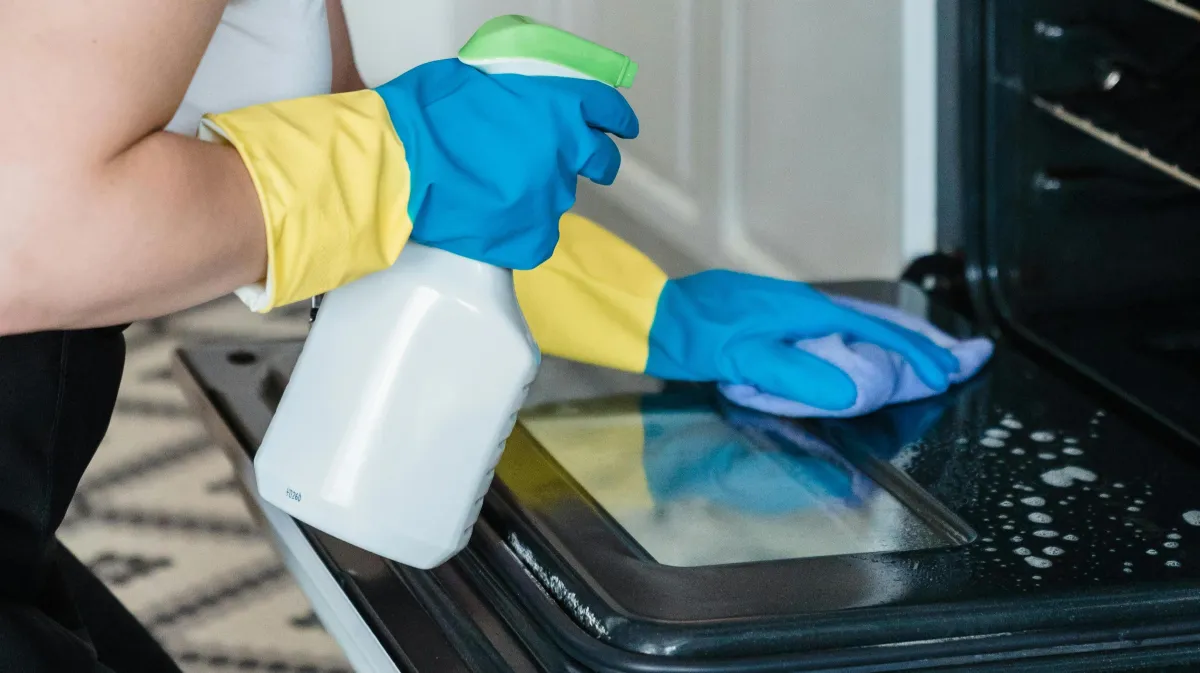 Cleaner scrubbing oven with gloves and spray bottle - One-Time and Deep Cleaning - Supreme Sparkle Solutions