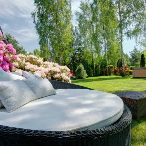 Aussenbereich Liege mit Garten im Hintergrund