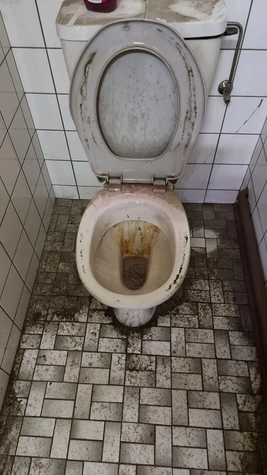 WC und Raum total verdreckt