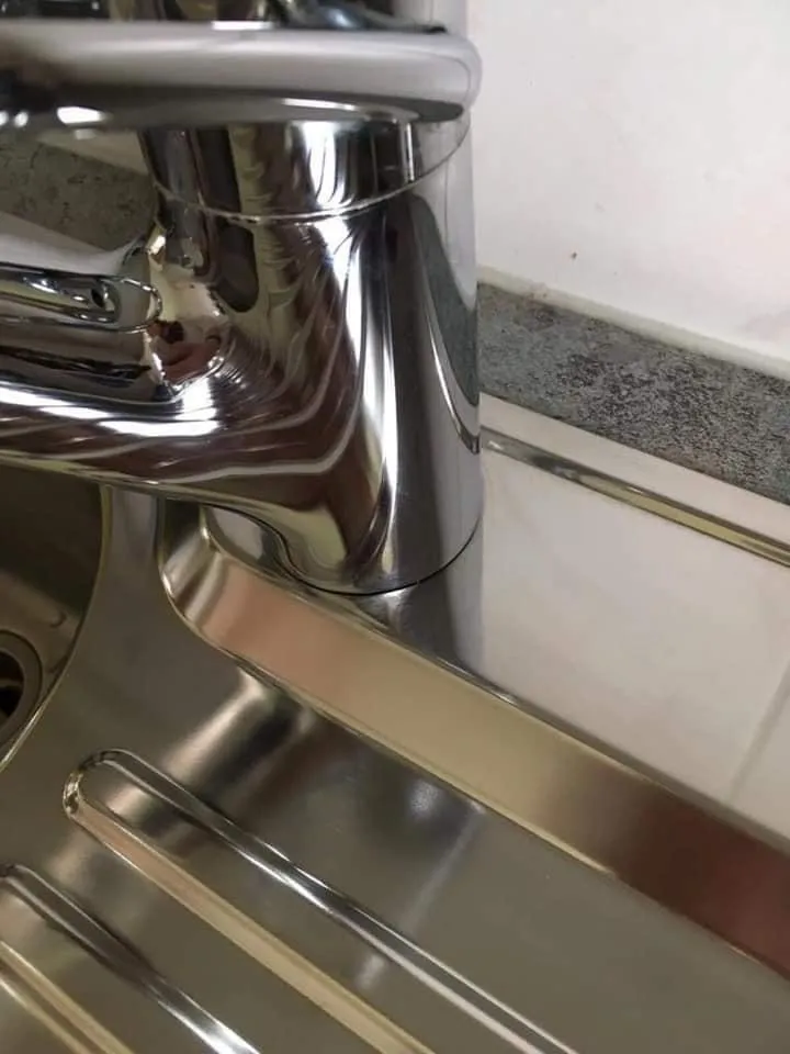 Wasserhahn Küche strahlend sauber