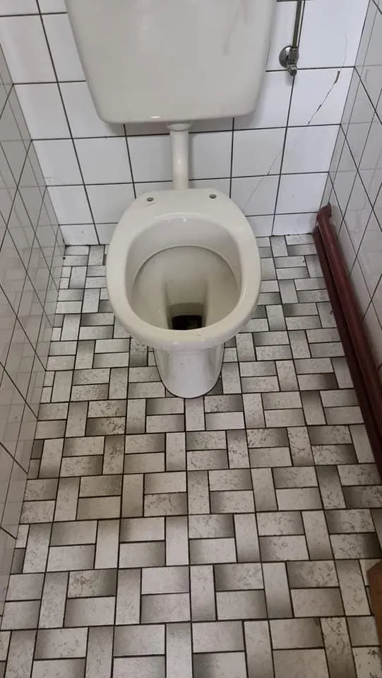 WC und Raum strahend sauber
