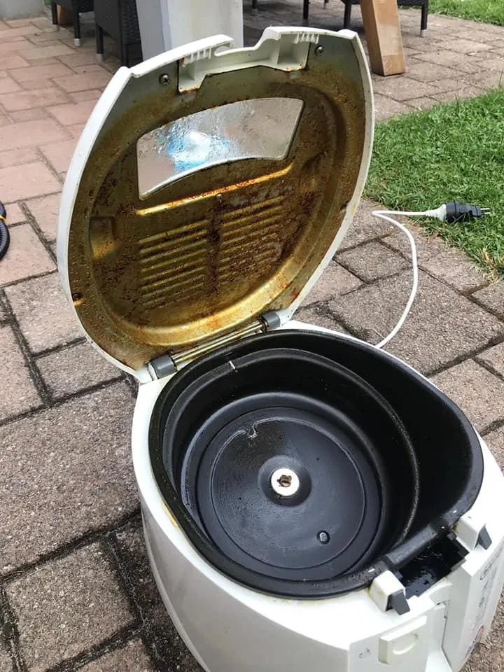 Friteuse mit alten Fett überall