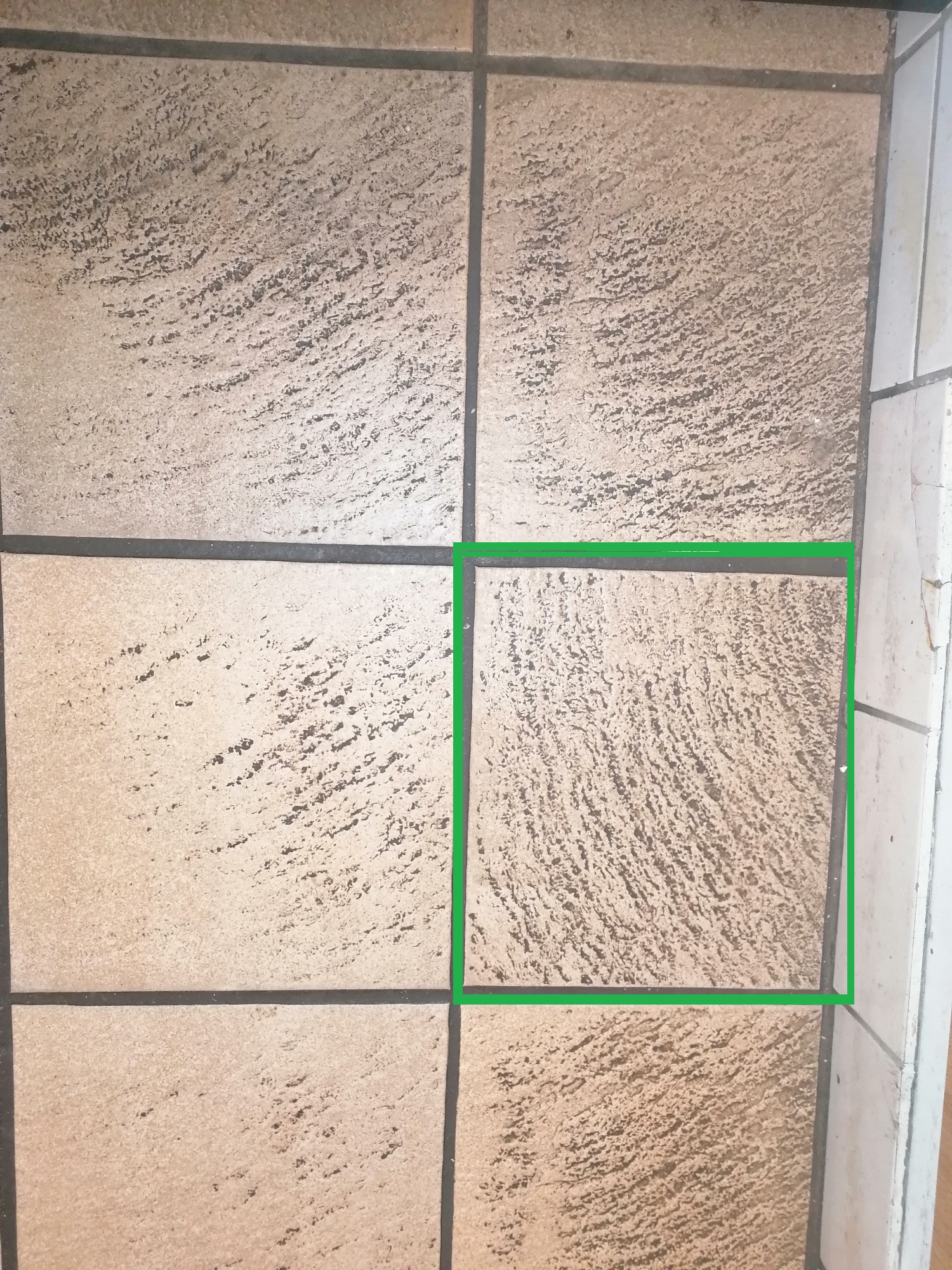 Rechts verdrektes Fenster/Jalousieen. Links sauber