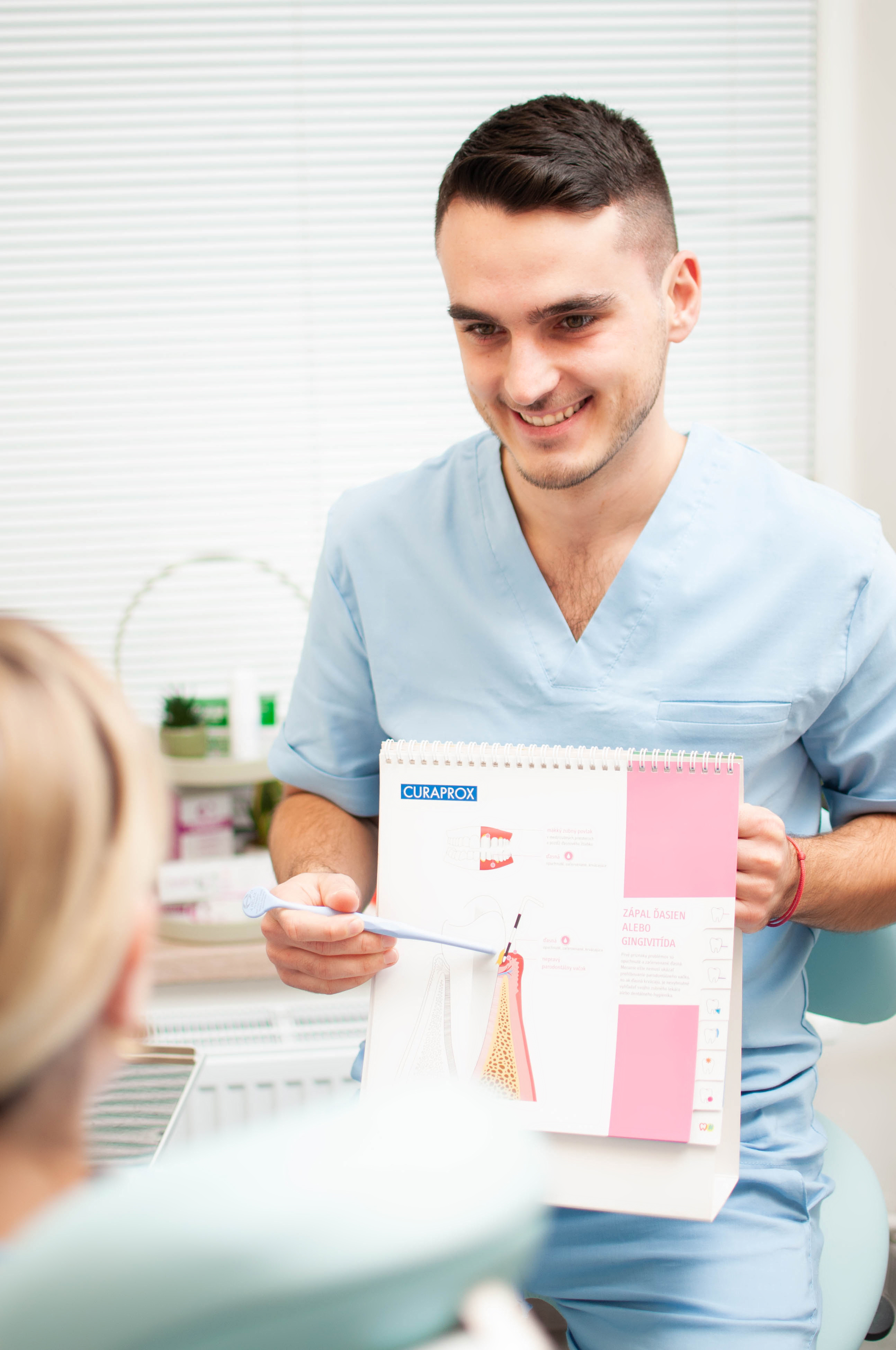 Dentálna hygienička LeMident počas ošetrenia pacienta