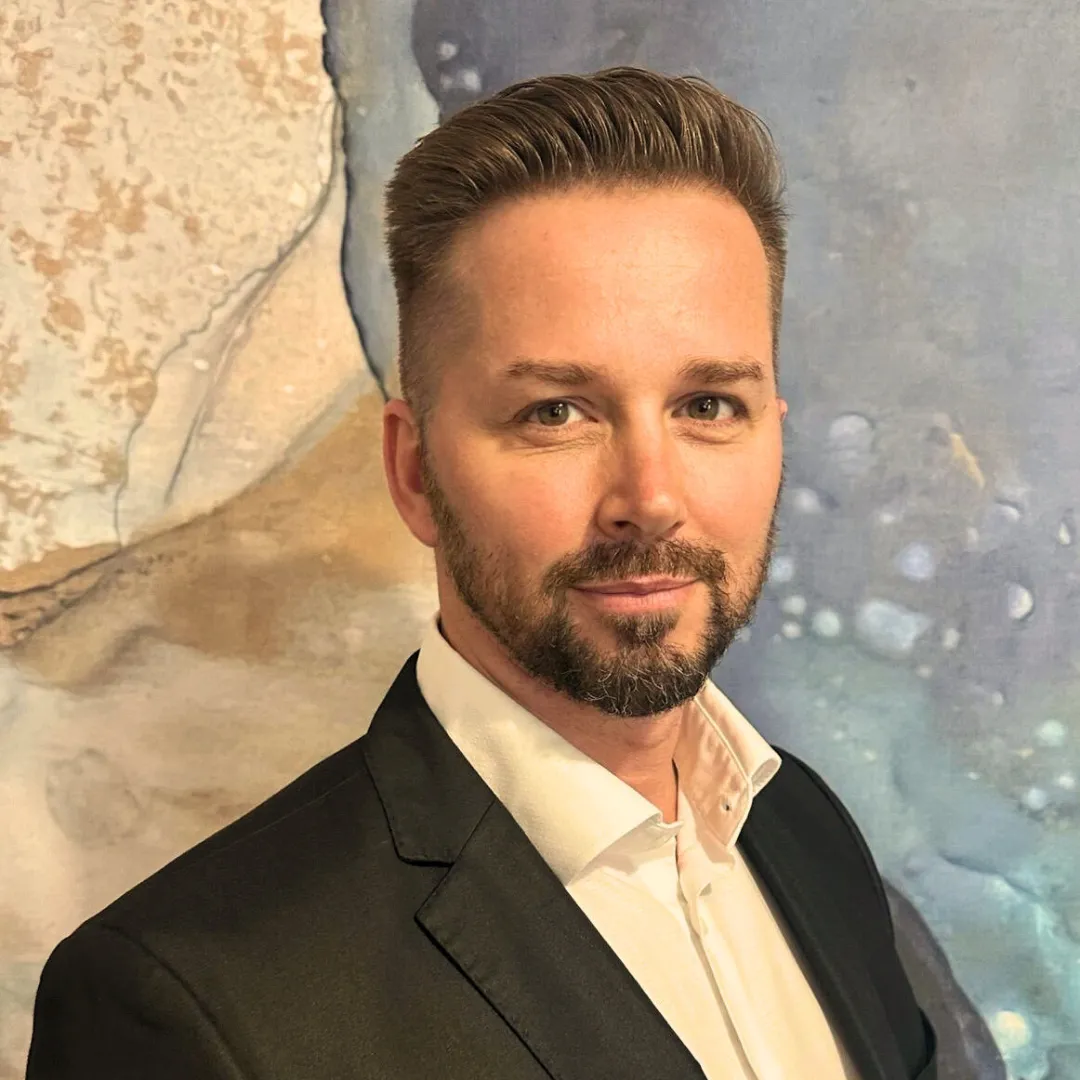 Professional portrait of a franchise leader at Elida Aesthetic, representing expertise and leadership in the beauty and medical aesthetics industry.