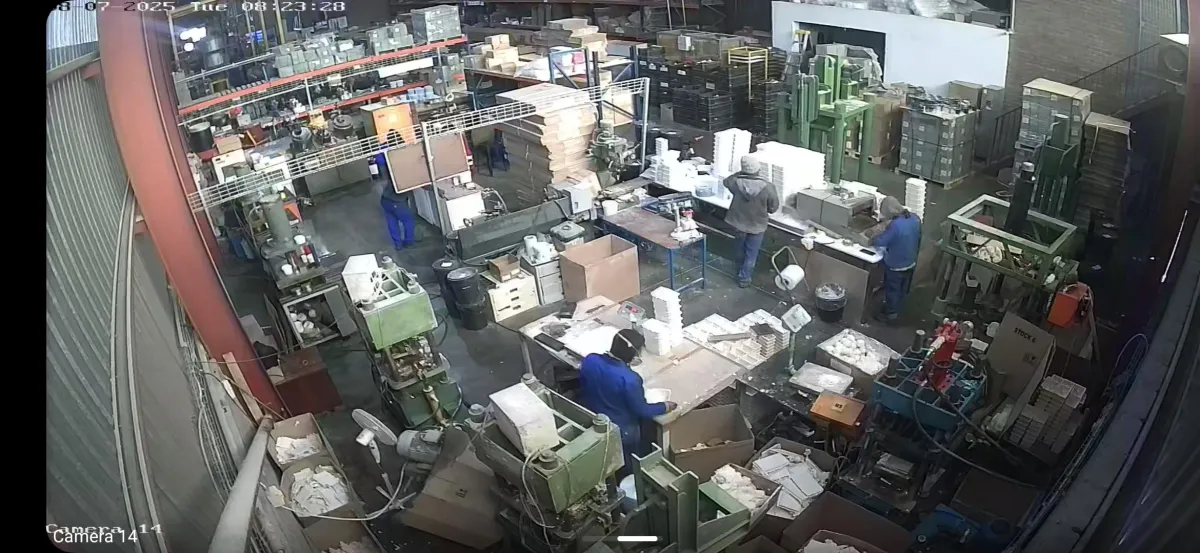 an apple computer with the m4 logo on it