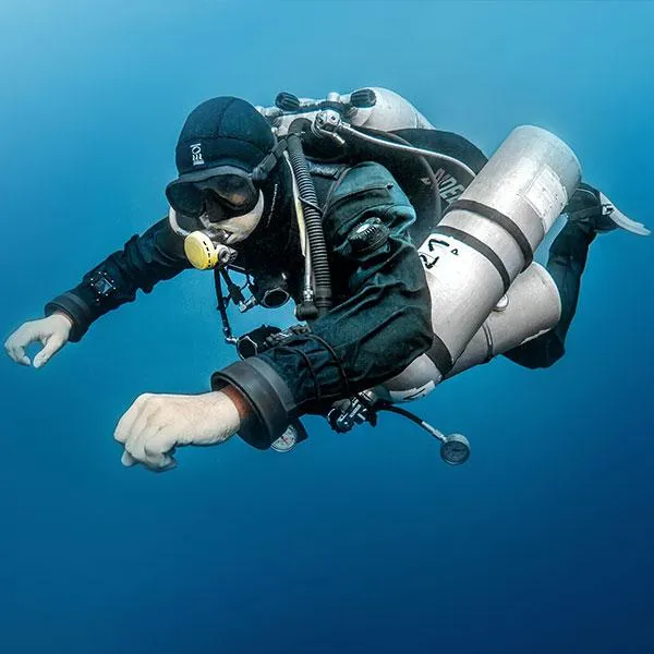 RAID Deco 60 Diver by Toby van Pooss