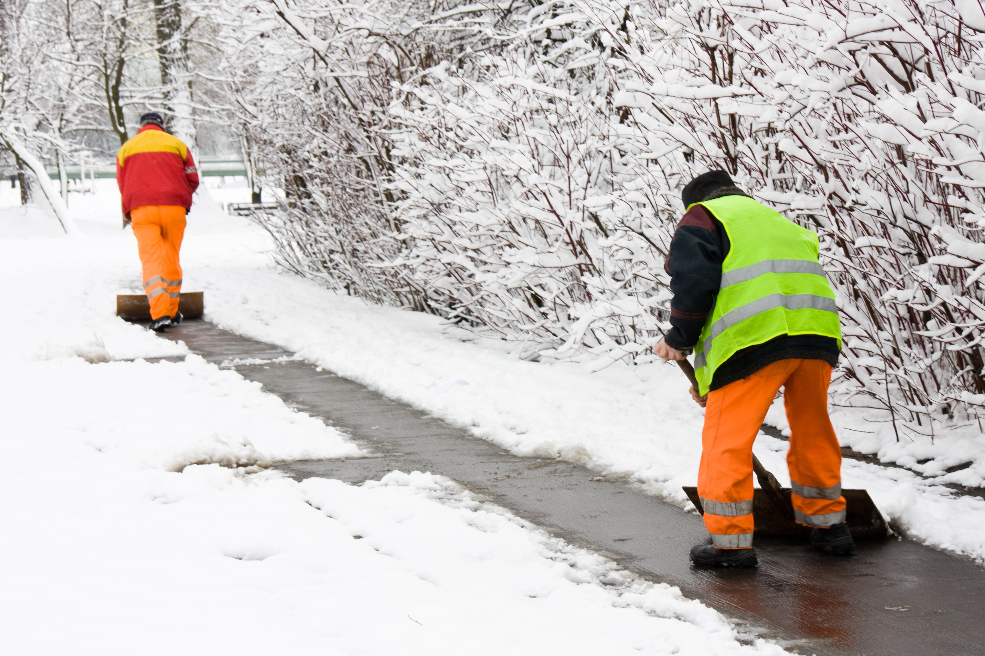Sidewalk snow removal by Fort Wayne Lawn & Snow in Fort Wayne, IN.