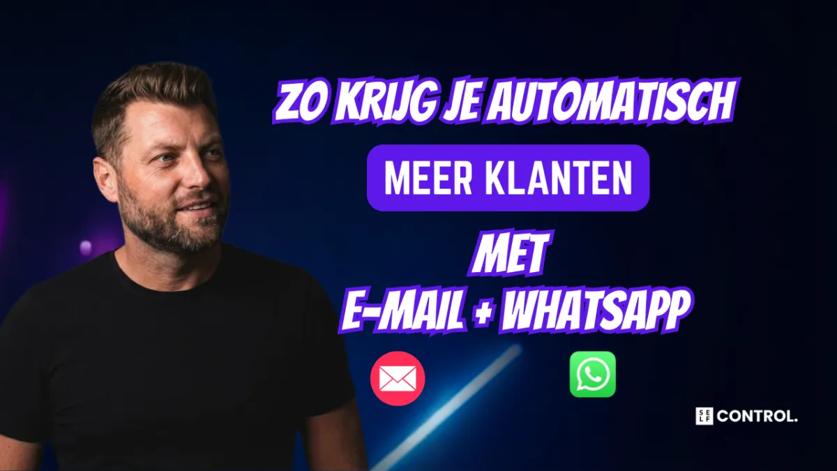 Man in studio-omgeving die wijst naar meldingen over een nieuwe aanvraag, automatische WhatsApp-opvolging, verzonden nieuwsbrief en geplande kennismaking, als voorbeeld van geautomatiseerde workflows binnen het groeisysteem.