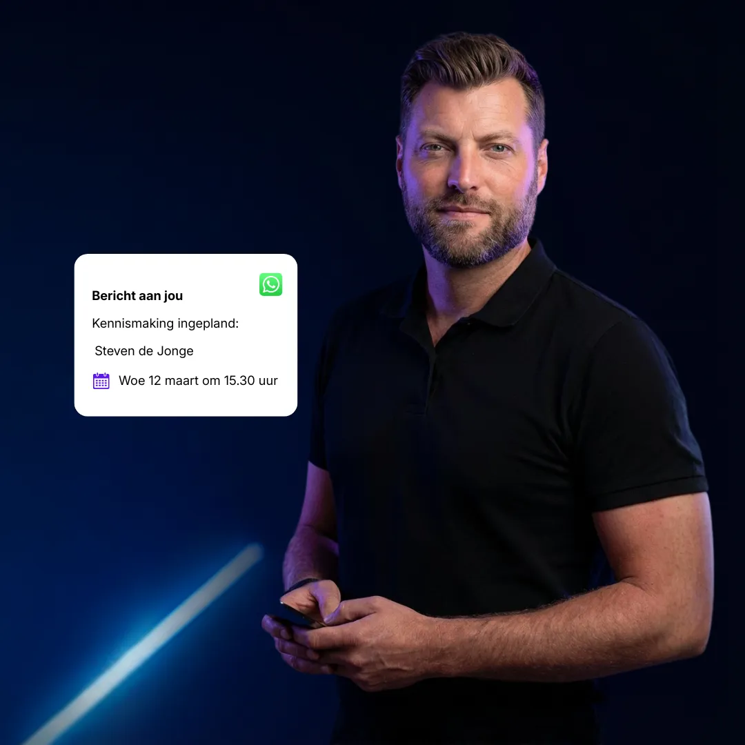 Man met smartphone in een donkere studio, naast een WhatsApp-melding van een geplande kennismaking als voorbeeld van automatische afspraken en opvolging binnen het groeisysteem.
