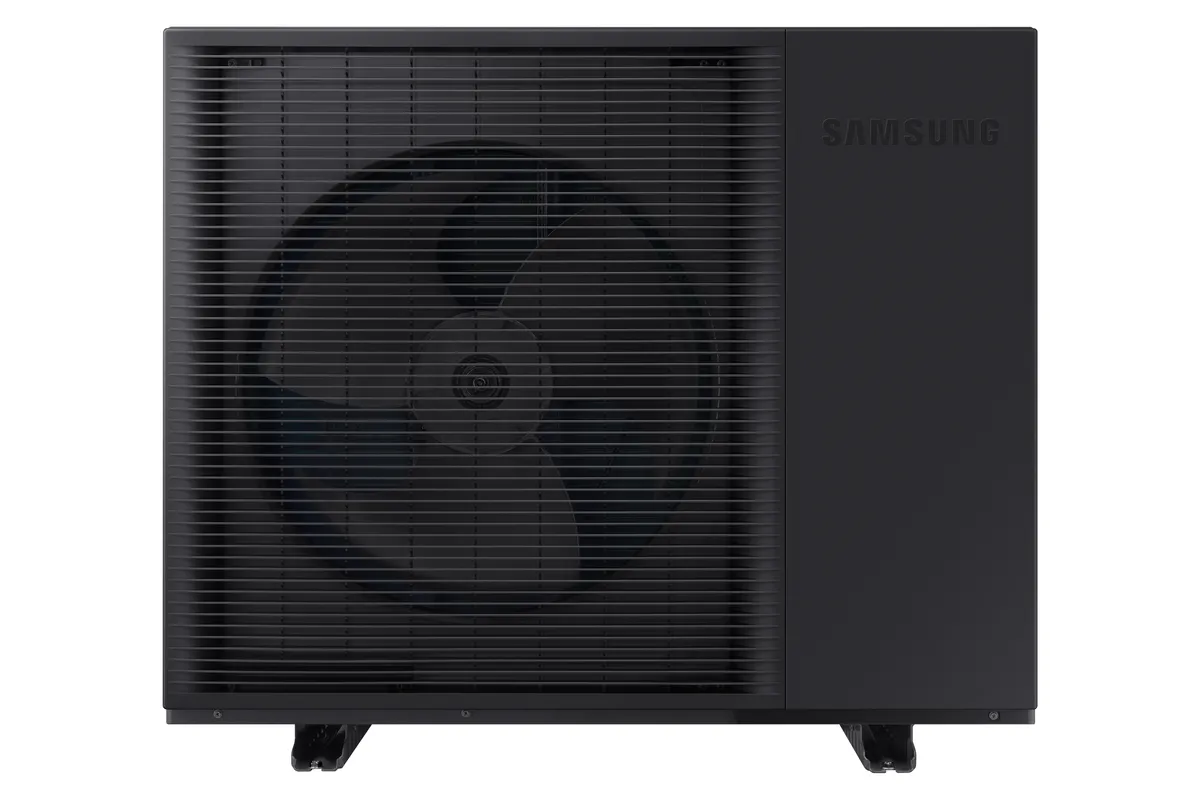 Samsung R290 sort udendørs varmepumpe enhed tæt på hvid baggrund