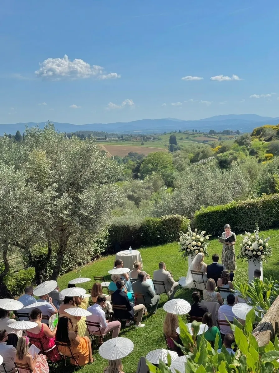 Réception de mariage sur falaise en Toscane