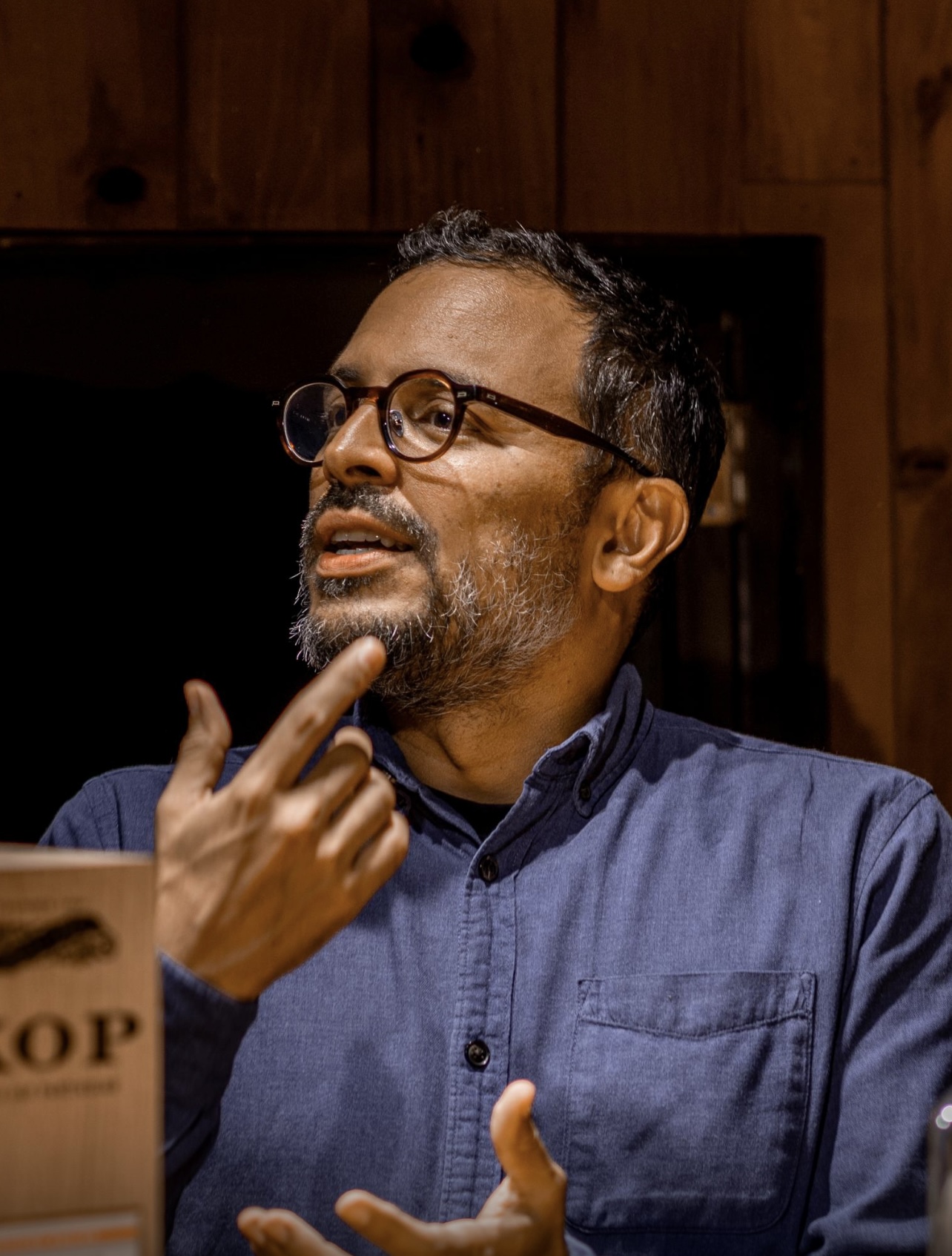 Iván Sánchez Torrijos hablando sobre whisky en el escenario