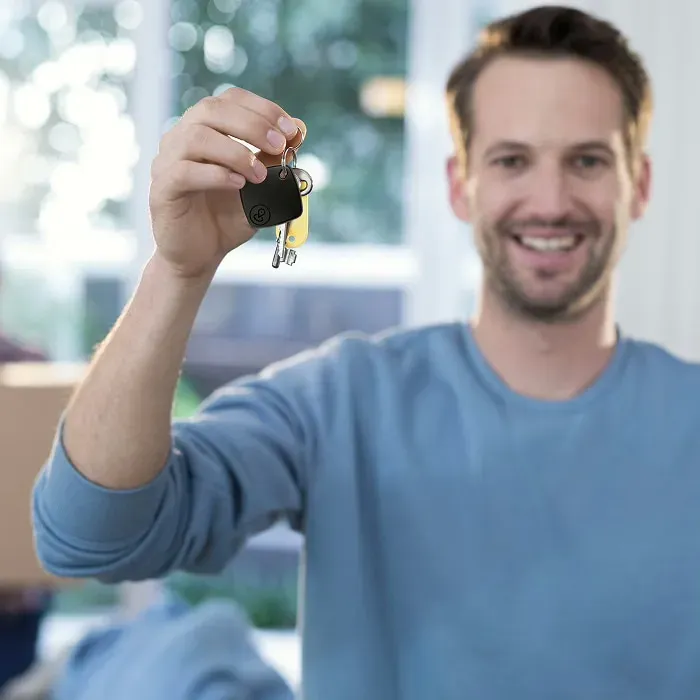 itagpro  in home space and people using