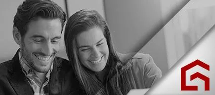 Couple satisfait de leur nouvelle transaction immobilière