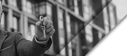 Agent immobilier qui tenant la clé d'une nouvelle propriété