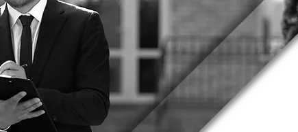 Courtier immobilier qui remplit des documents