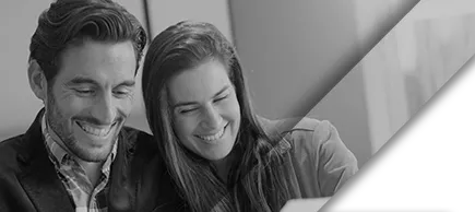 Couple satisfait de leur nouvelle transaction immobilière