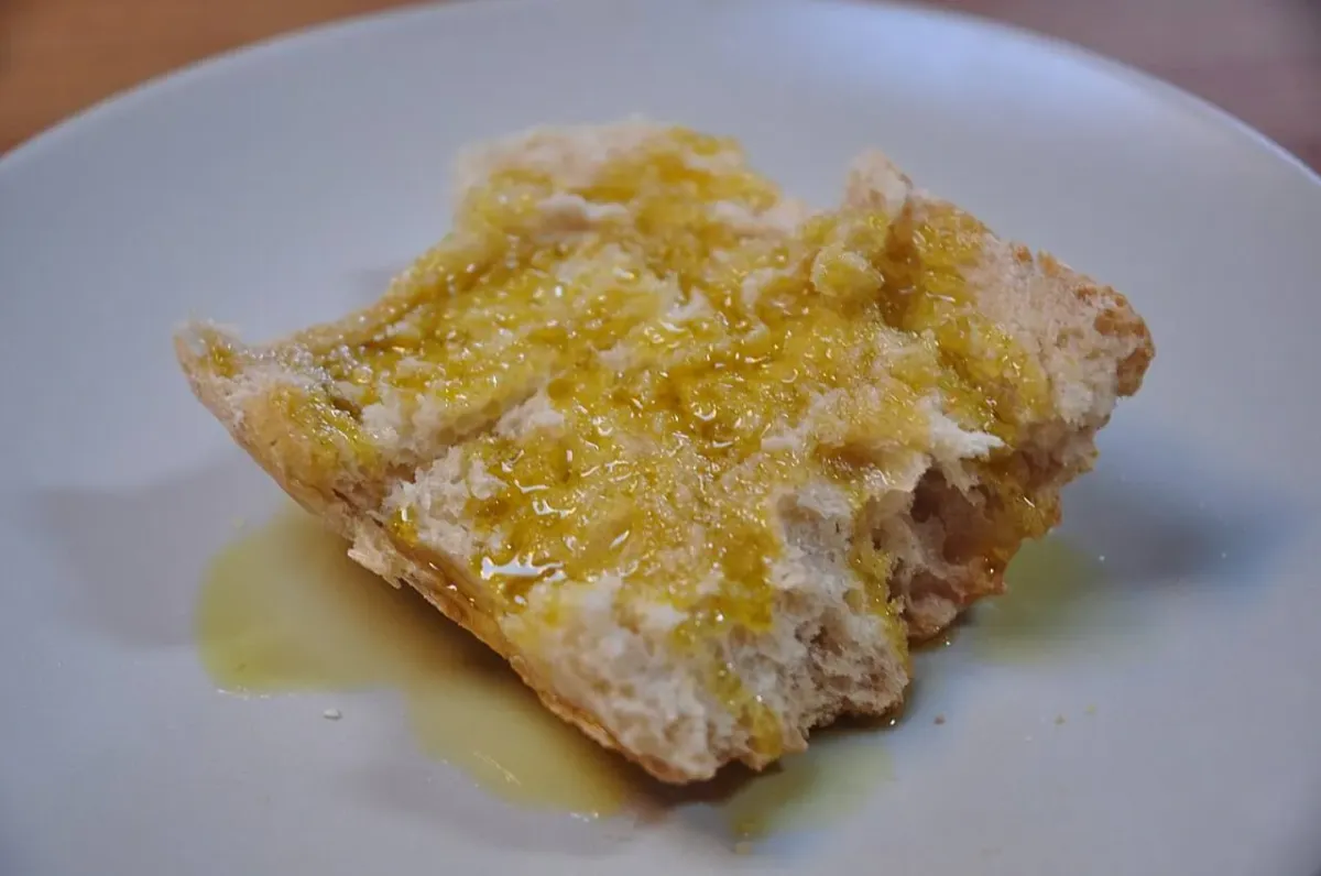 Tosta con aceite de oliva virgen extra (imagen ilustrativa)