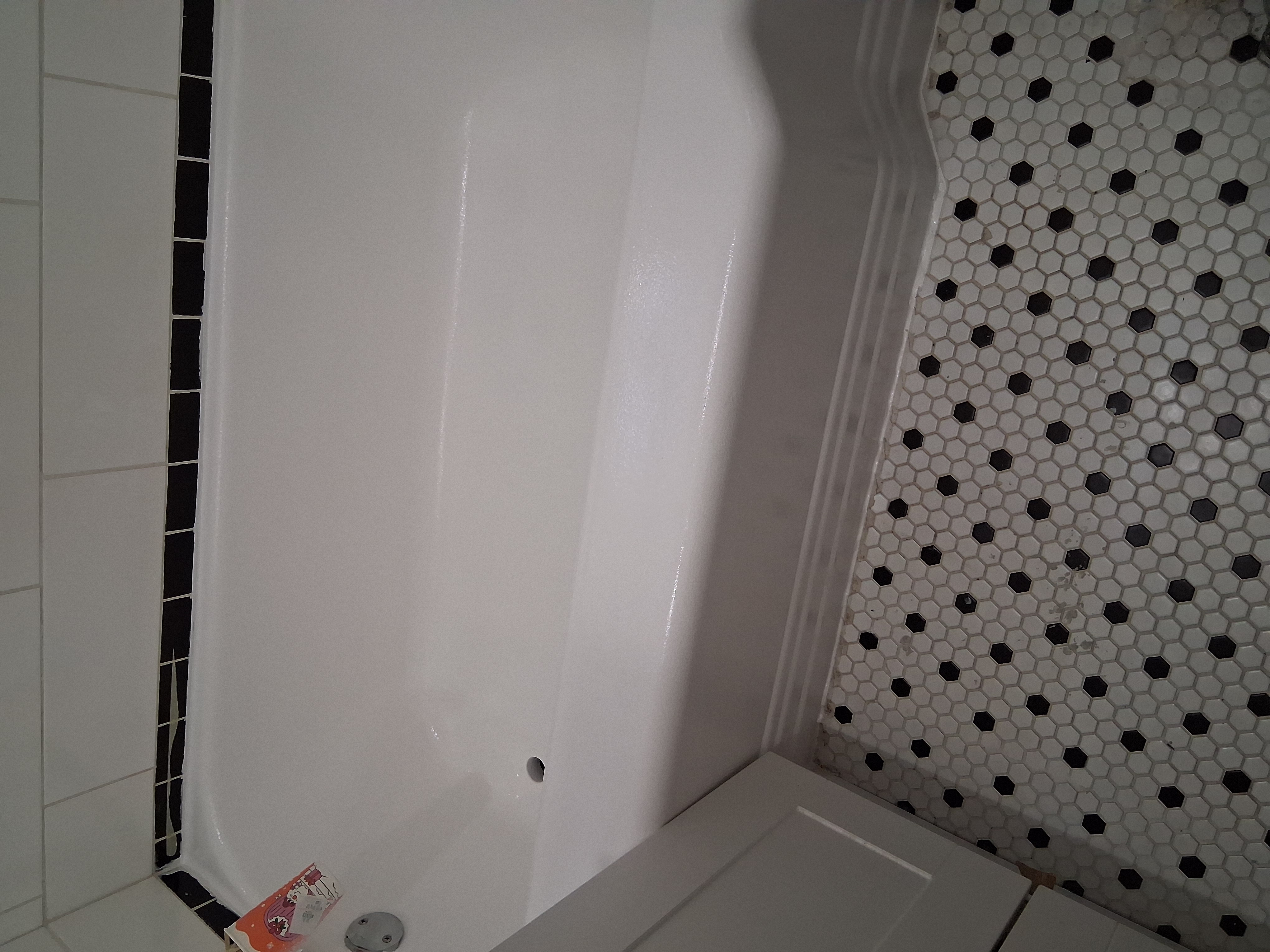 Bathtub resurfacing and wall tile project done y Paladin Bathub Resurfacing in North Bergen, NJ