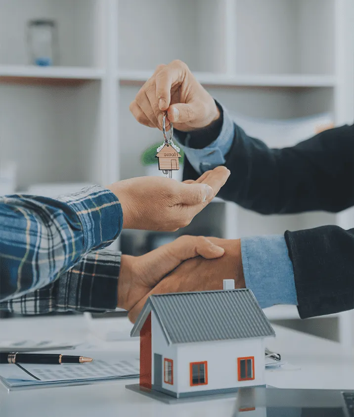 entrega de llaves de casa en una compra de casas dueño a dueño en Dallas con financiamiento directo