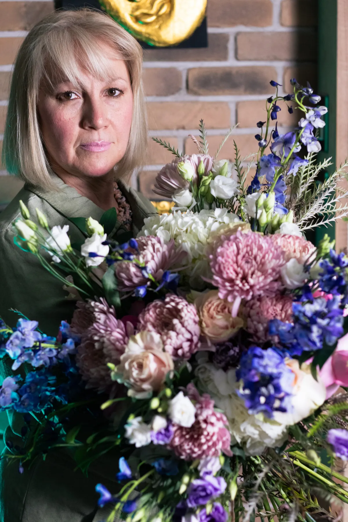 Elvira, fondatrice d’Elvira Floral Art Studio, avec un arrangement floral