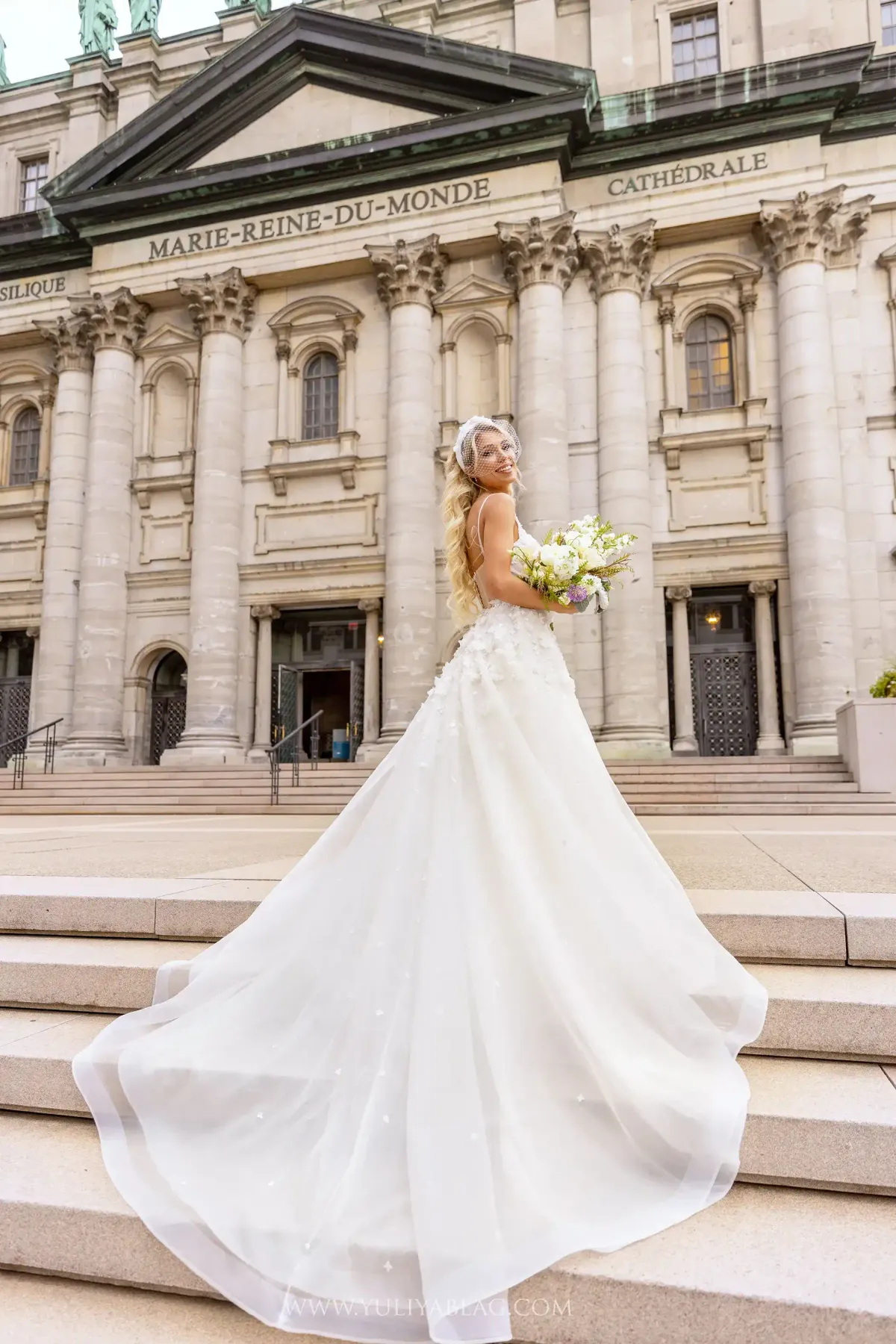 Mariée sur les marches de la cathédrale Marie-Reine-du-Monde à Montréal