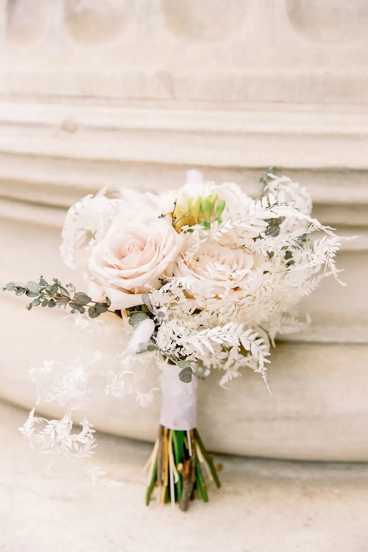 Bouquet de mariée attaché à la main, rose poudré et ivoire, avec ruban