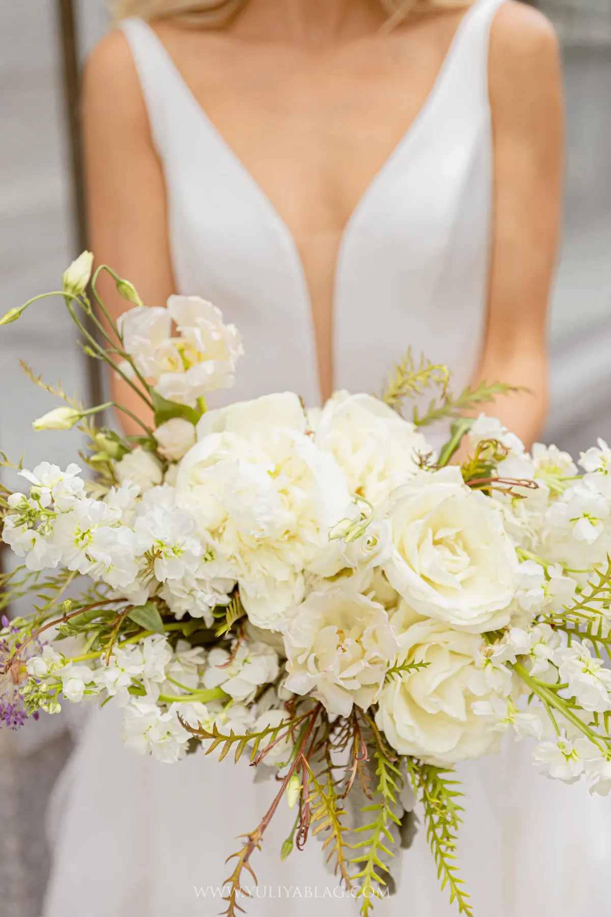 Gros plan d’un bouquet de mariée de roses ivoire et de lisianthus