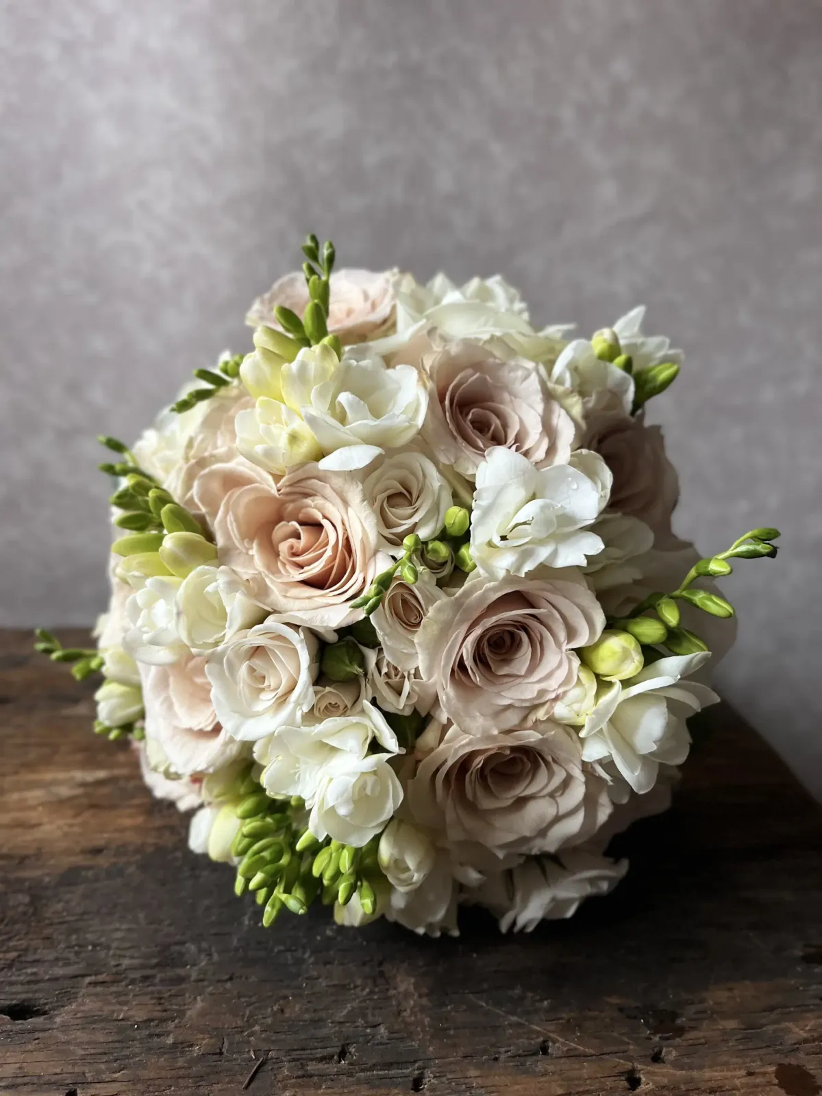 Bouquet de roses poudrées et crème, forfait Classique