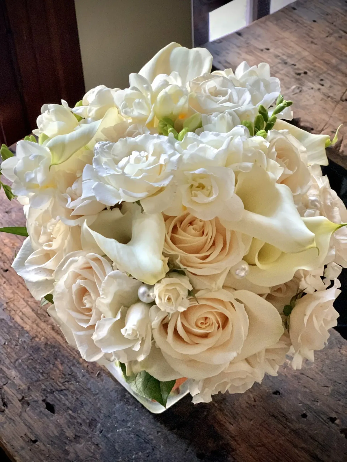 Bouquet de roses, callas et orchidées