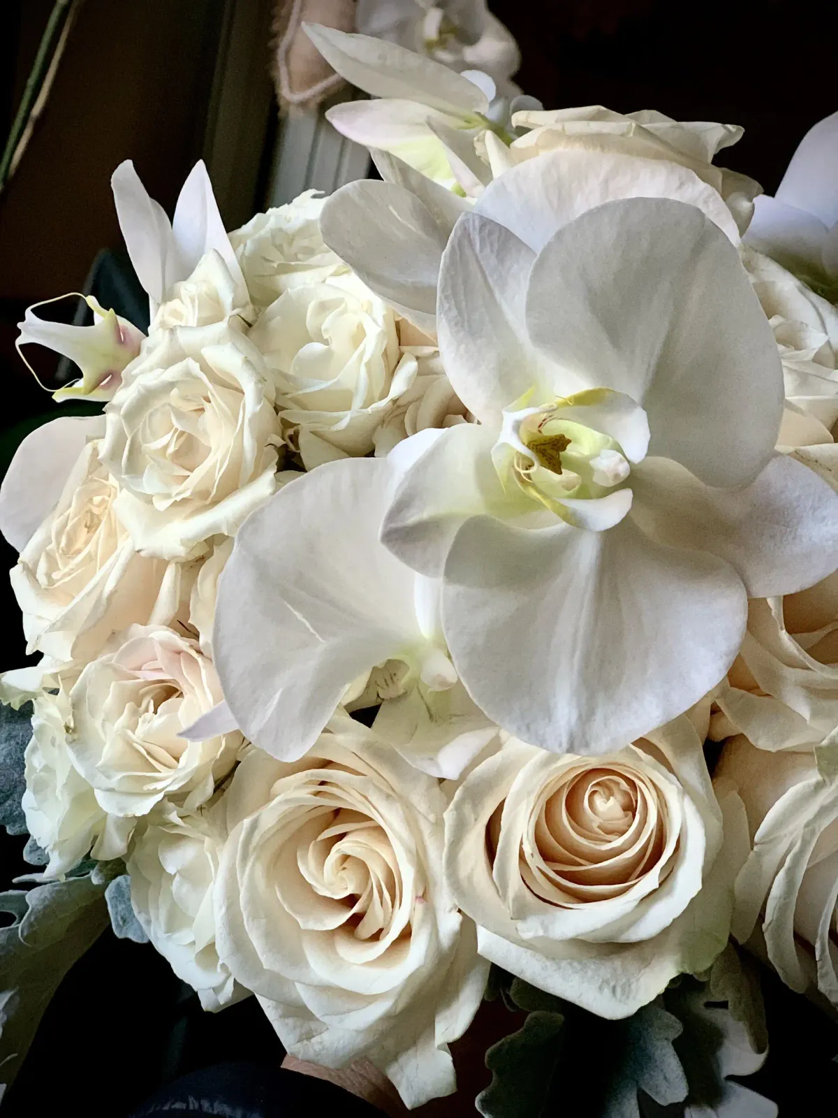 Bouquet de roses et d’orchidées blanches