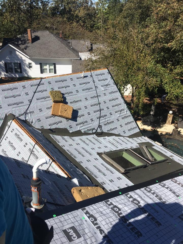 expert roofer replacing the roof