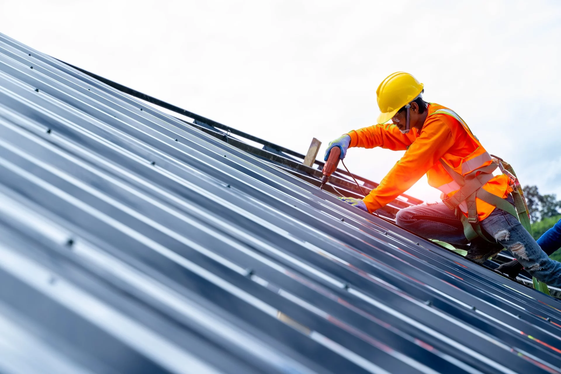 expert roofer installing metal roof