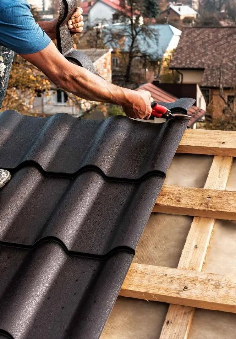 expert roofer installing the roof