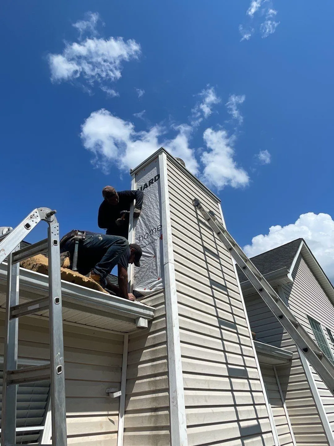 expert roofer doing a siding repair